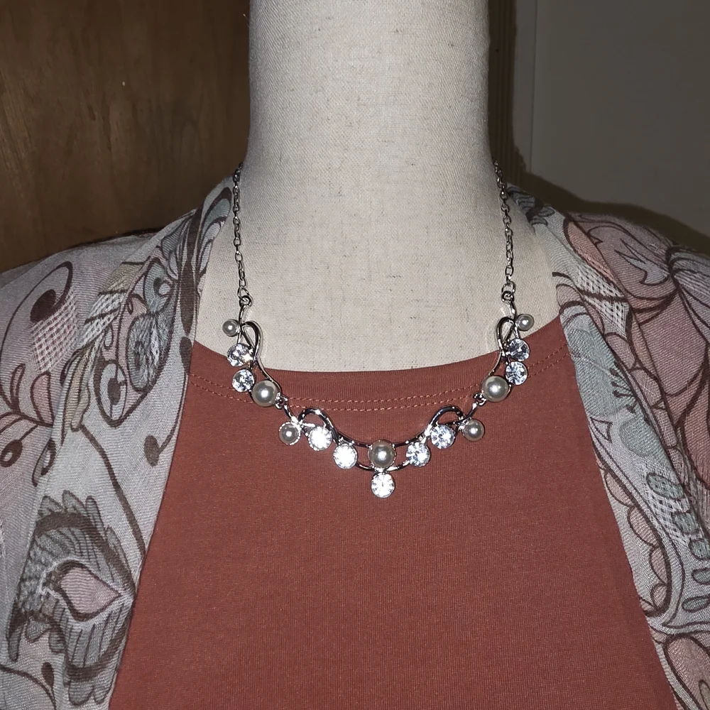 Paparazzi Pearl & Silver Necklace & Earrings - Picture 3 of 5